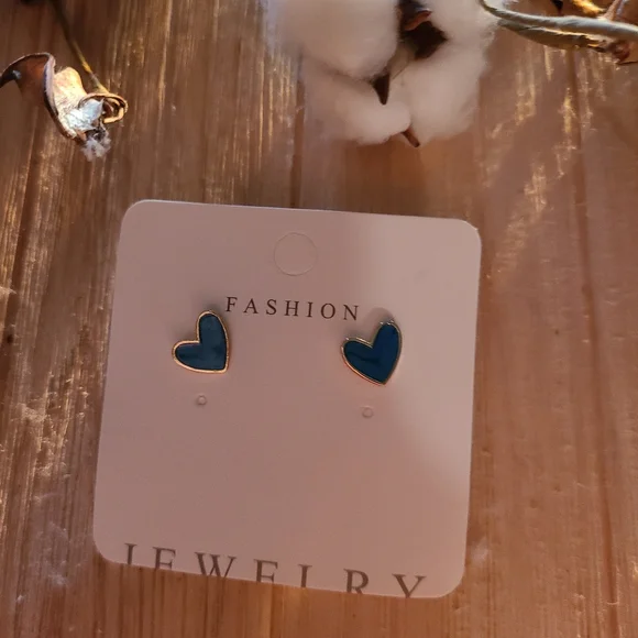 💙💙Super Adorable Blue Colored Heart  Stud Earrings💙💙 - Picture 12 of 15